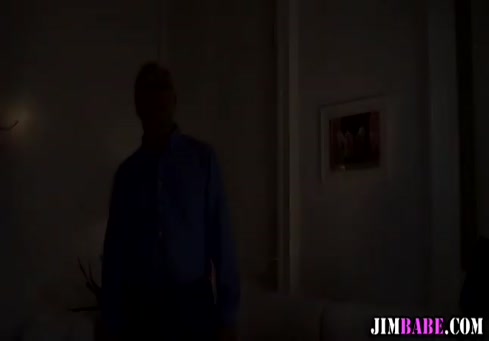 Une jeune et minuscule vierge baise sa première bite.