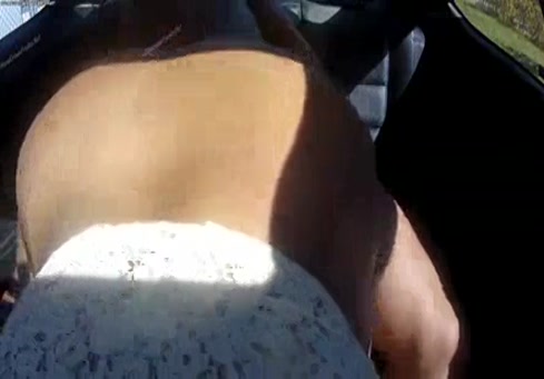 Baiser ma demi-soeur dans la voiture devant moi.