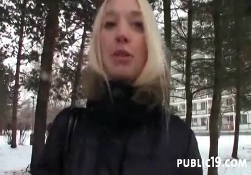 Une sale pute se fait baiser dehors par un étalon sexy