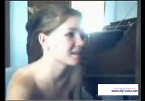 Une adolescente aime baiser sur webcam pour la première fois