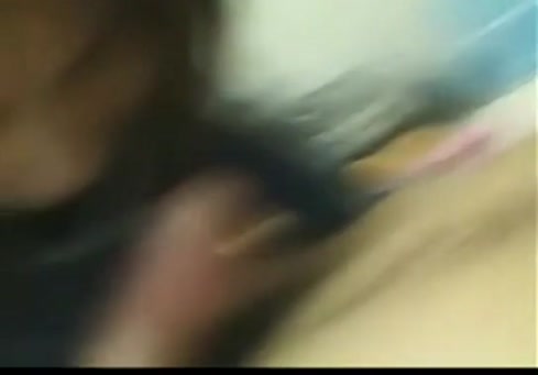 Adolescente asiatique se fait creuser par son copain en vacances.